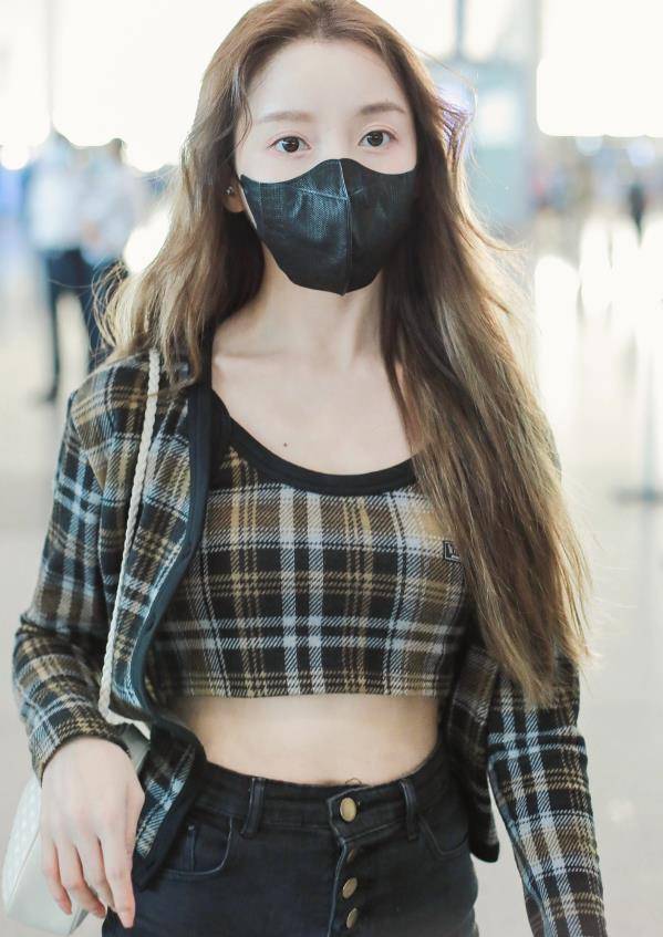 姜贞羽的样子蛮清新的,并且气质也很不错,而她的身材更是