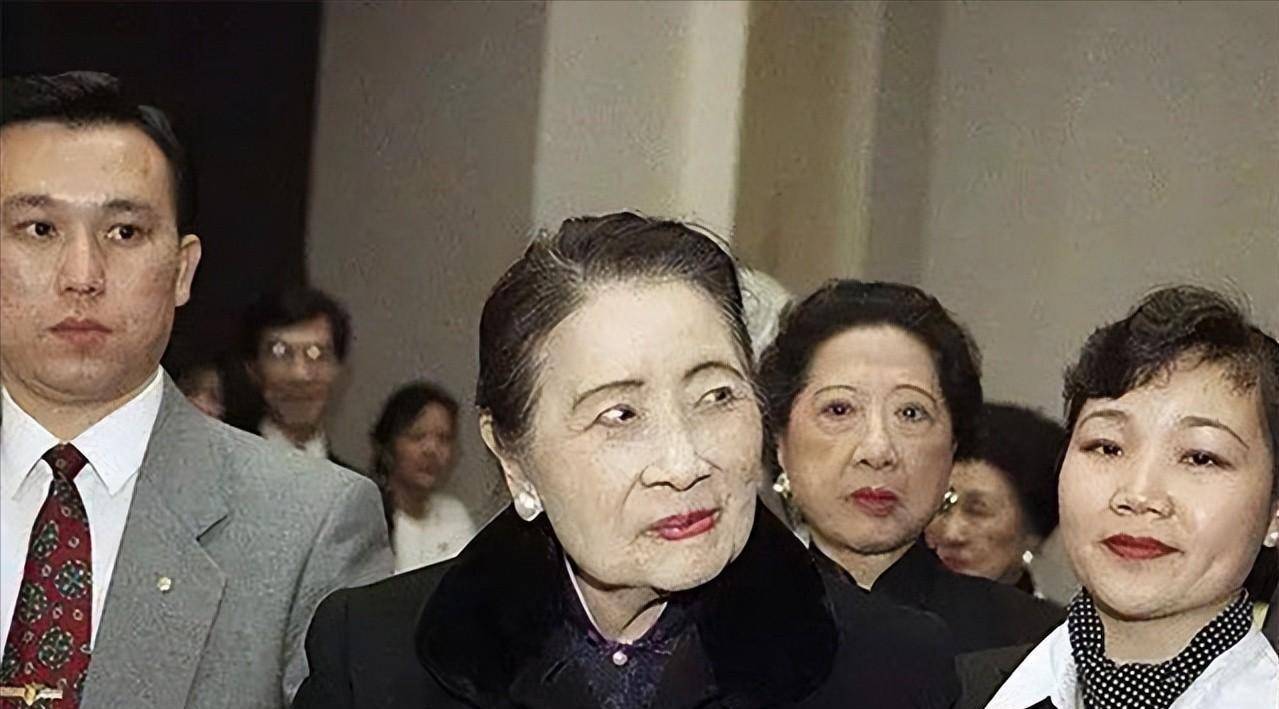 宋美龄就失去了一个可以依靠的人,她与蒋介石没有了孩子,蒋介石是她