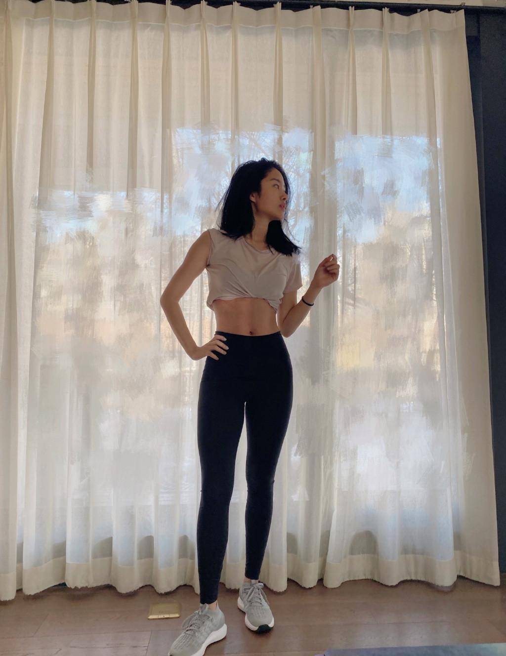 杨采钰比刘亦菲还"狠",穿衬衫不系扣不穿时尚,露白色bra好清凉_身材