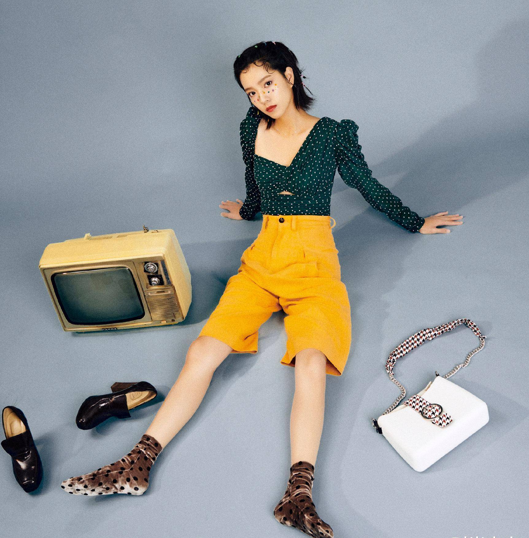 看到庄达菲的全身照,小编不得不佩服了,不规则的衣领个性十足.