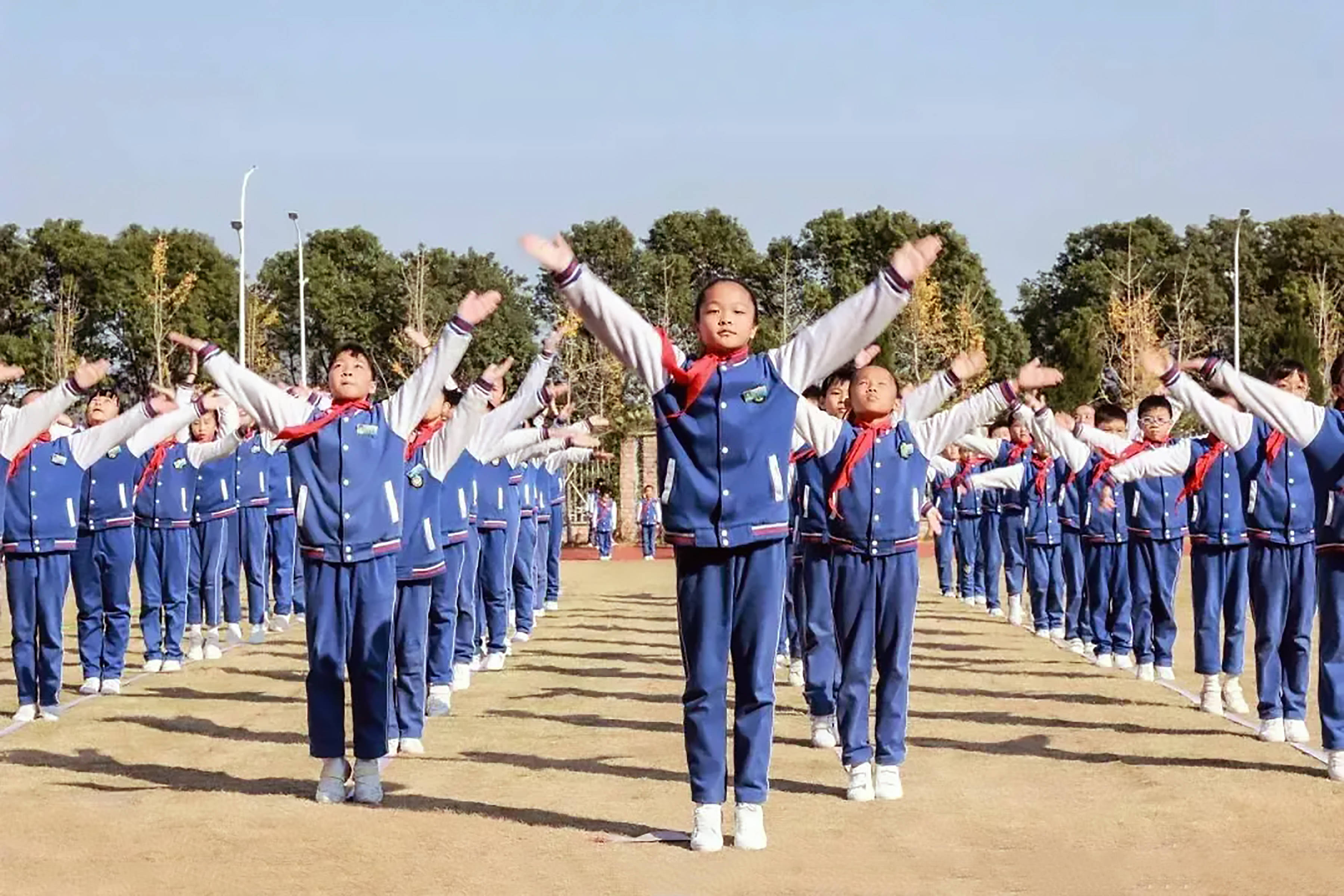 小学生做广播体操