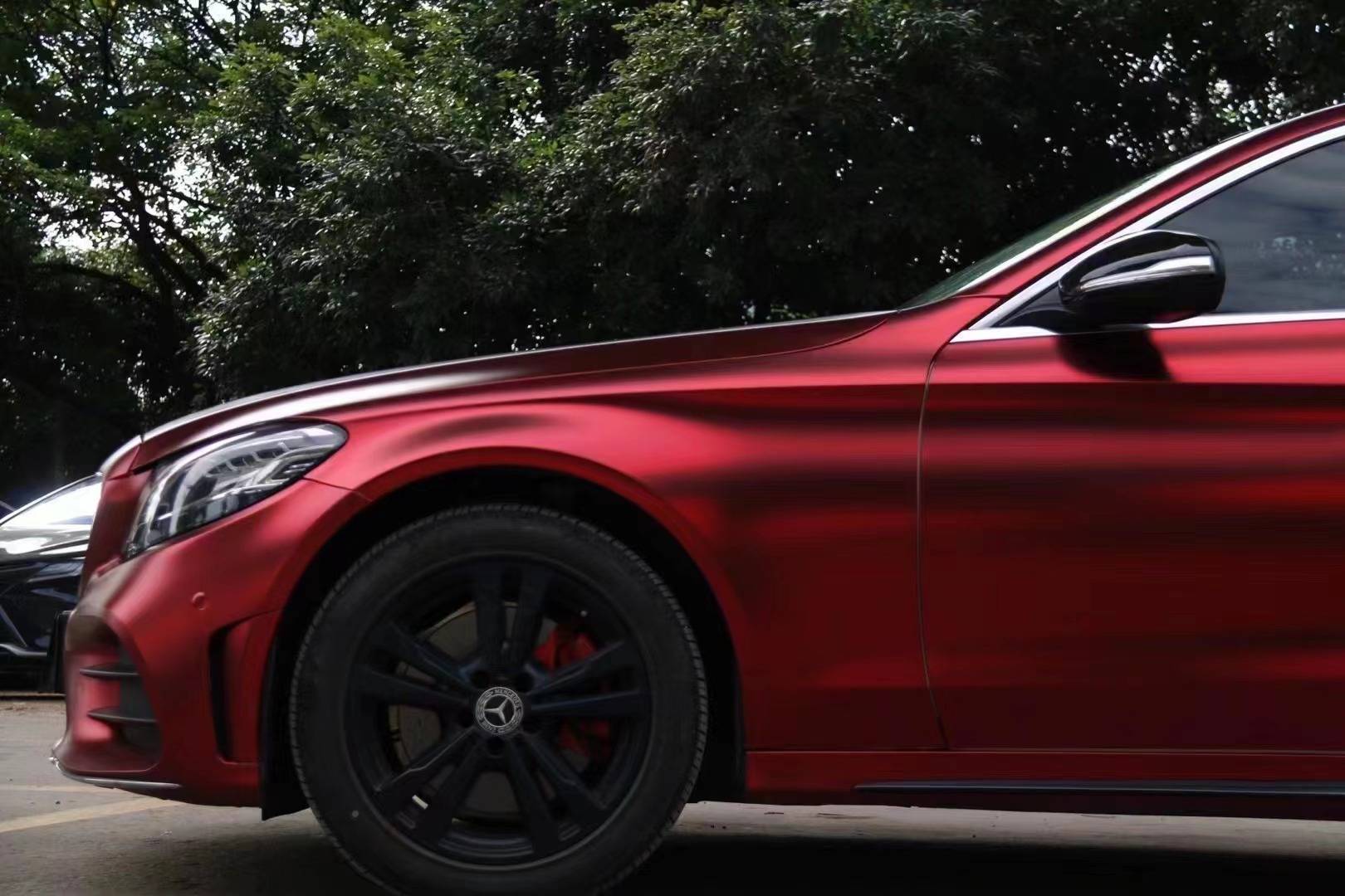 不同光线下闪烁不同层次的暗红_搜狐汽车_搜狐网