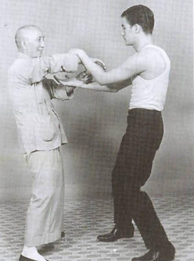 由于,早年间他学习过各类的中国武术,甚至还学习过西洋拳击,泰拳