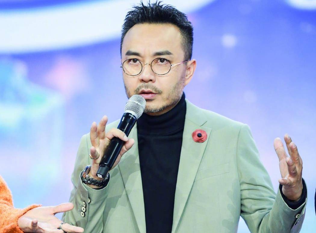 汪涵20岁旧视频曝光,中分刘海似小虎队成员,颜值不输小鲜肉_五官_感觉