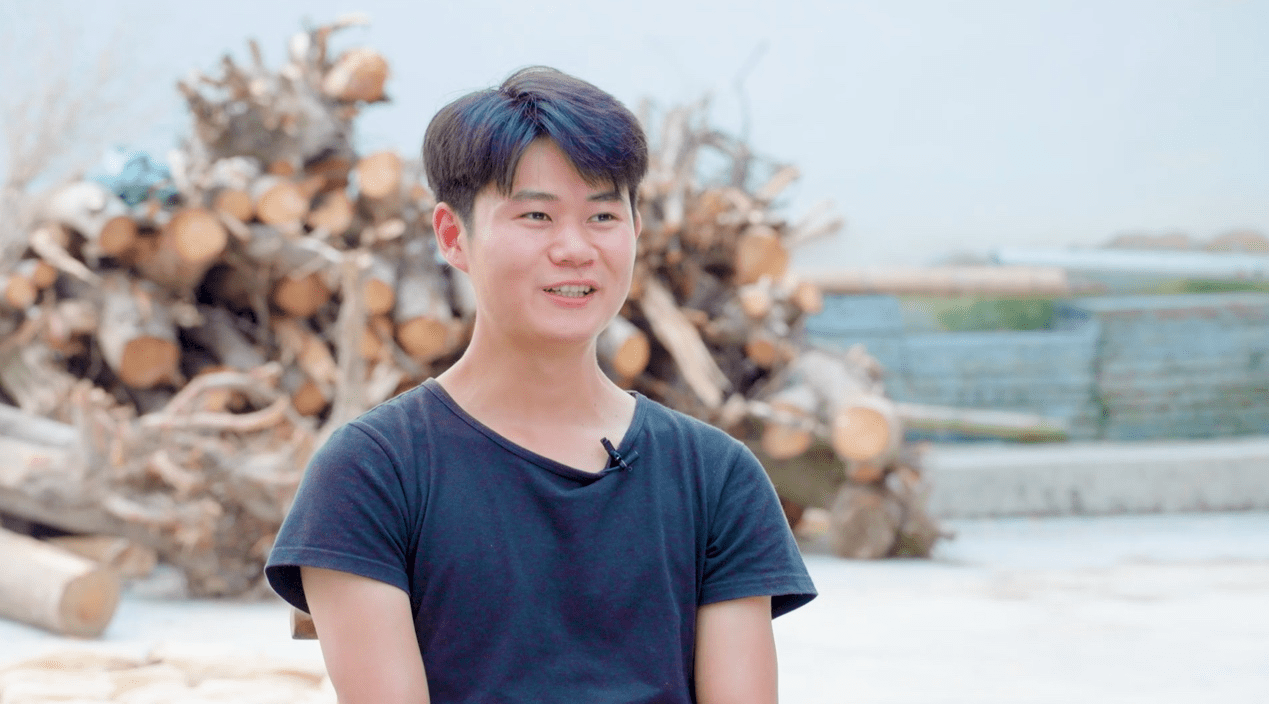 乡村守护人"念乡人周周":曾辍学打工供姐姐上学,拍短视频后圈粉千万