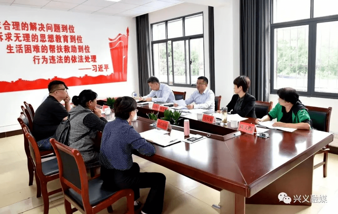 六盘水市钟山区9月13日,六盘水市钟山区委书记李仕强到区信访局接待