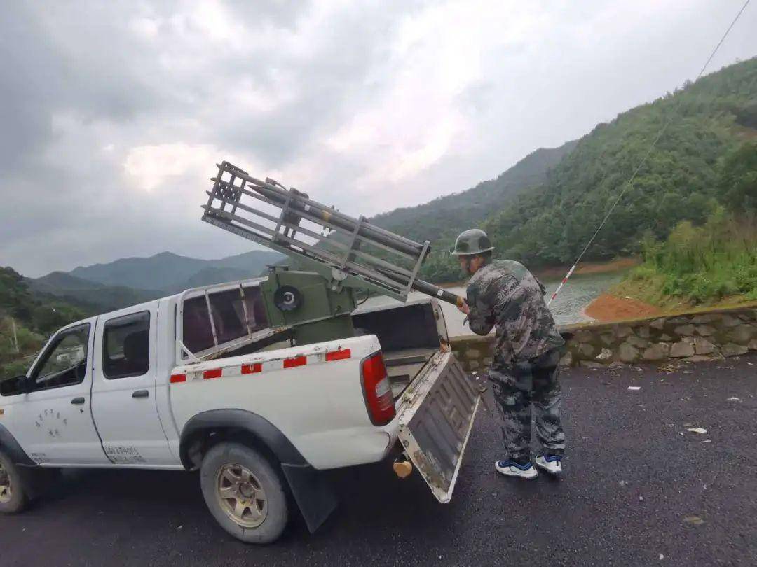 四川人工降雨,催雨彈險砸路人,炮彈比雨水來得還要快?_發射_雲層_彈殼