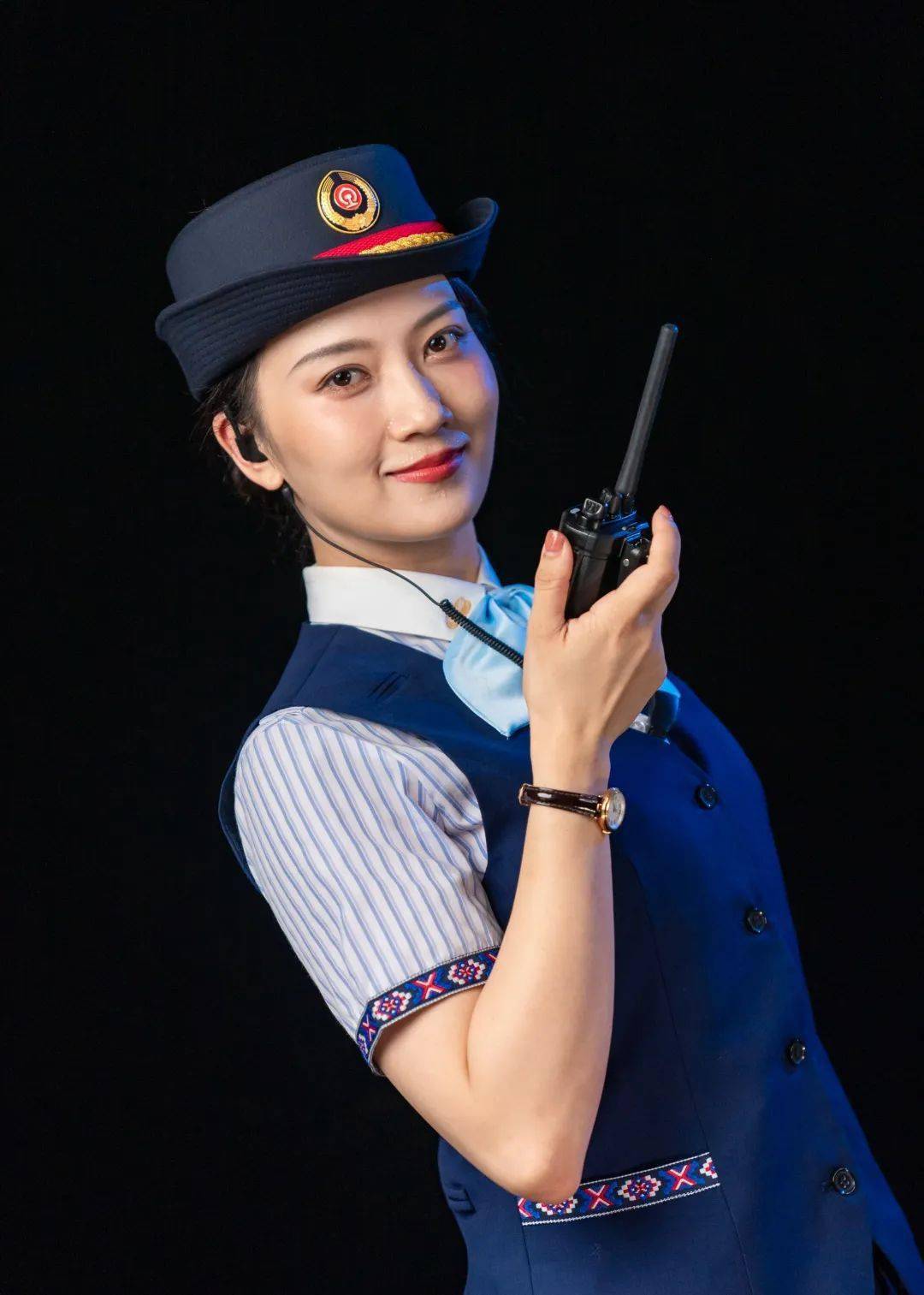 广西动姐制服图鉴,你最喜欢哪套?_壮锦_套装_紫红色