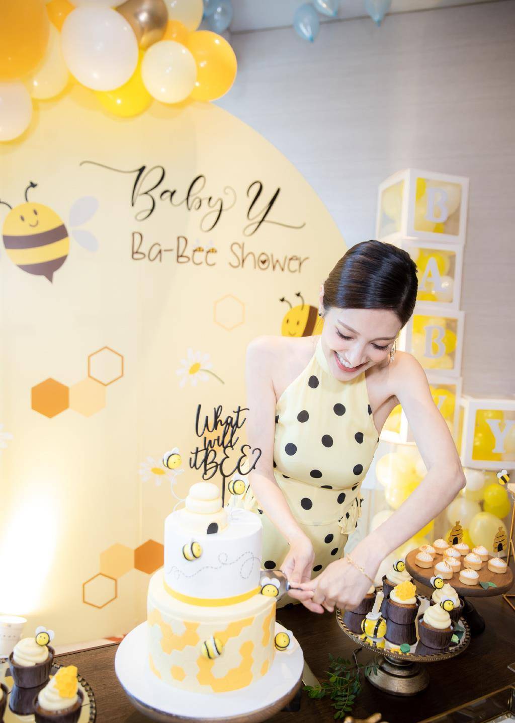 真不愧是郑嘉颖相差22岁的小娇妻,不管是身材还是颜值都是非常完美,让