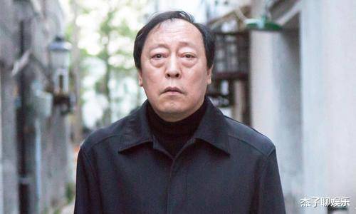 倪大红参演《战狼》时受伤,他愣是咬紧了牙关,在镜头前纹丝不动_角色