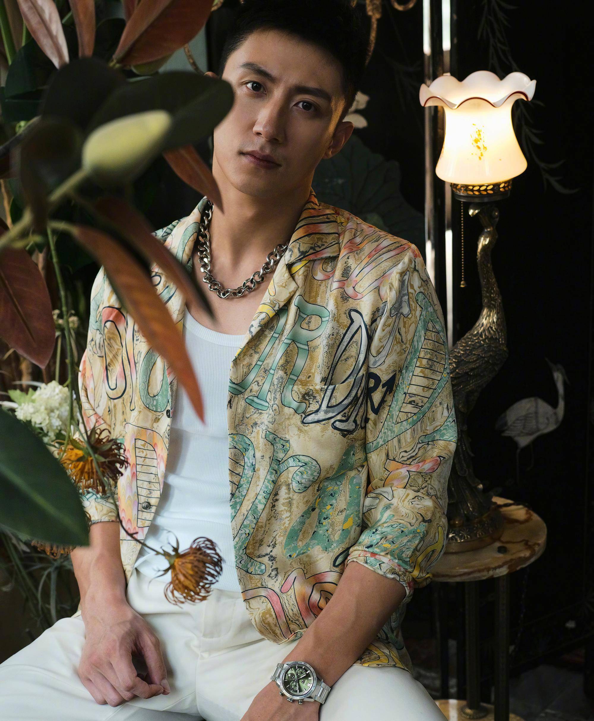 黄景瑜黑西装搭配花衬衫,玩转复古格调,不愧是最会花衬衫的男星_时尚