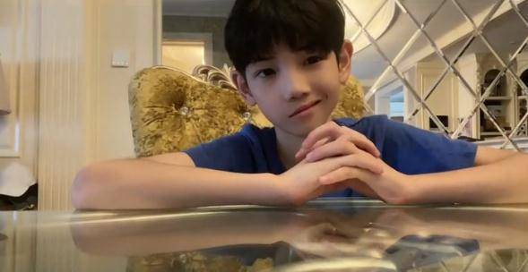 杨烁老婆晒十岁儿子,杨雨辰歪嘴笑像极爸爸,颜值被赞童星顶流_网友