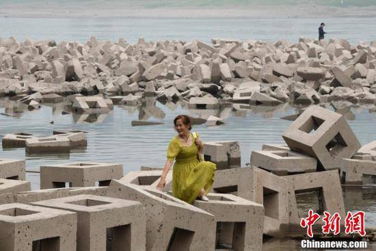 重庆江滩露出大量消浪石 仿若“俄罗斯方块”
