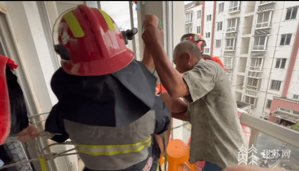 女子从5楼掉落遮雨棚 消防人员紧急救援