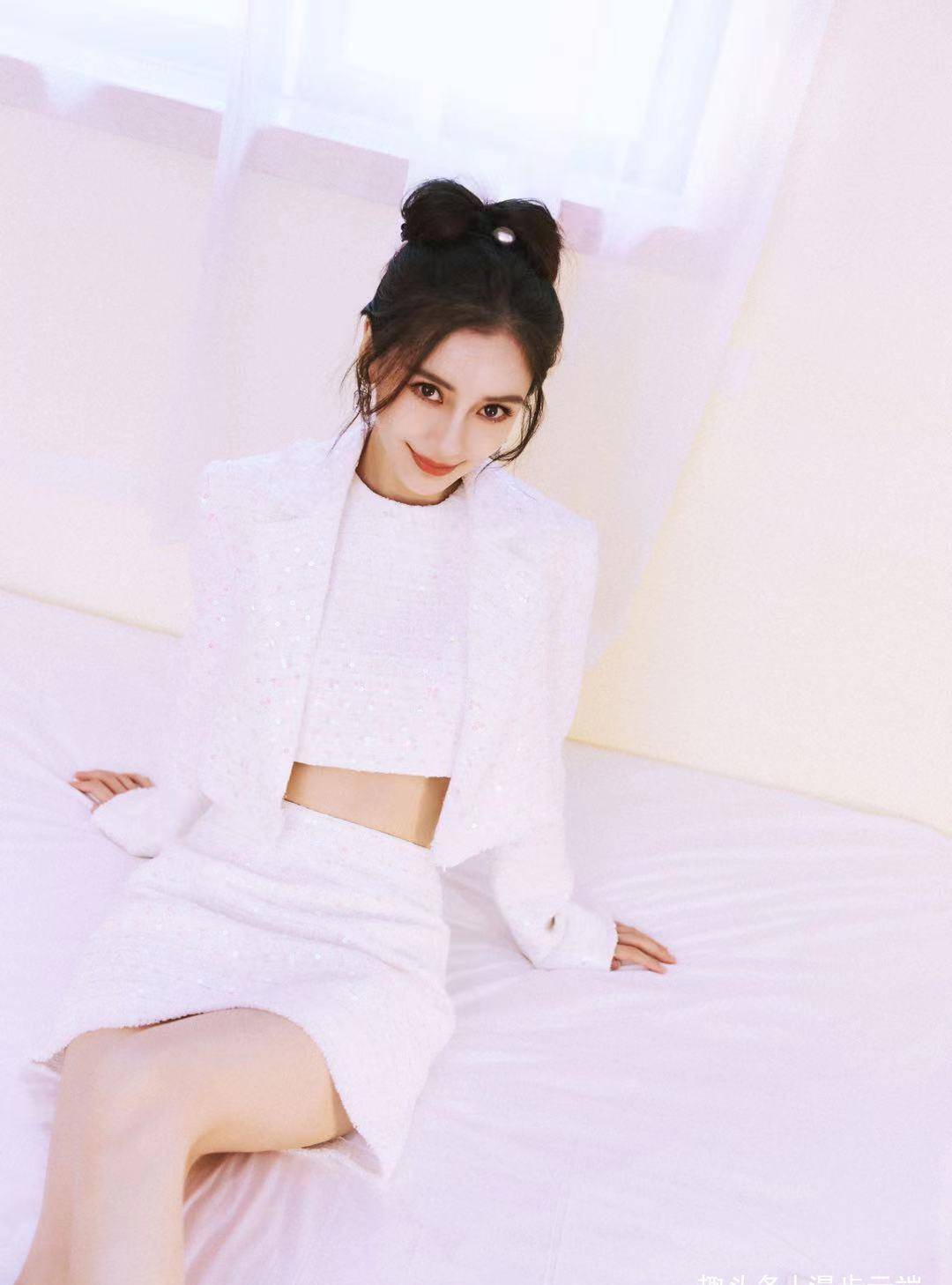 杨颖穿搭来了,满屏的通勤风,简单穿出名模气质_白色_经典_哪吒