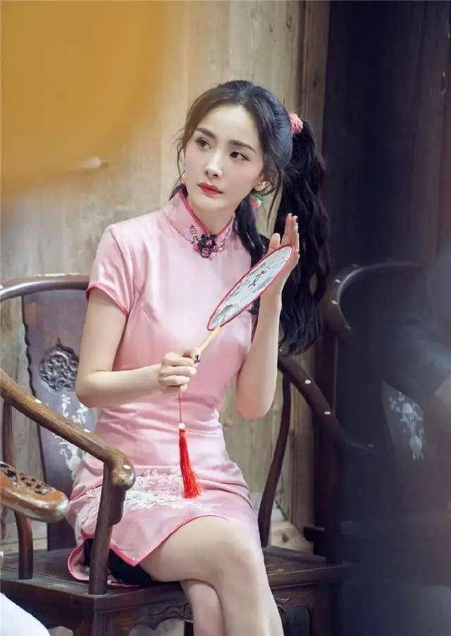 杨幂不愧是天生的衣架子,一身粉色旗袍现身活动,身材气质超级好_潮流