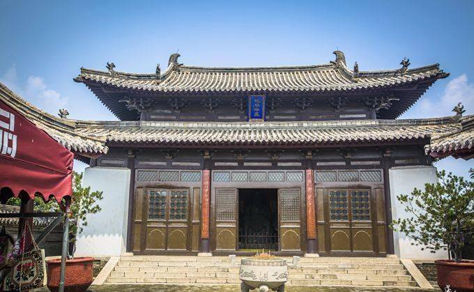 顺阶而上便到了武松庙,匾额"武松庙"三字为赵朴初题写.