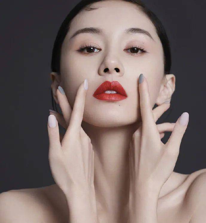 谁说烈焰红唇涂上老十岁?