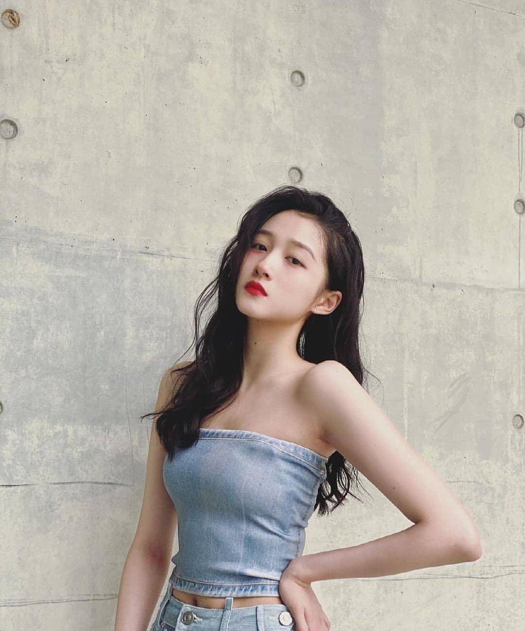 又被关晓彤的腿美到了,穿抹身材配牛仔裤,"42寸"大长腿太养眼_方式