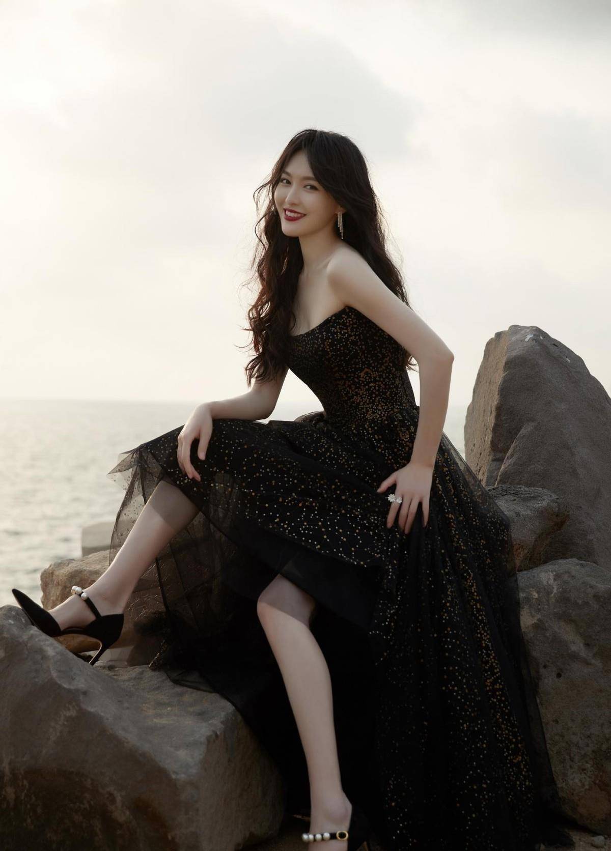 唐嫣海边穿抹身材黑礼裙,大波浪配红唇时尚万种,网友:人鱼公主_仙剑