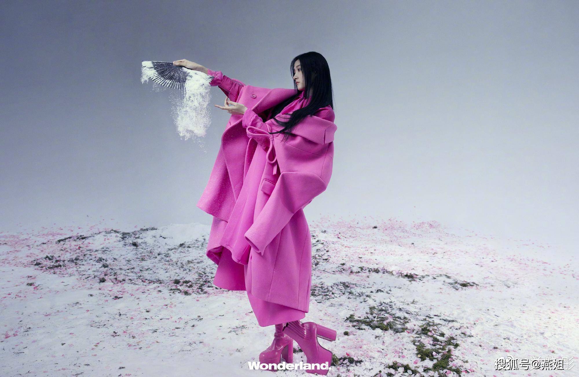 关晓彤生日前一天更新了一组深色粉色系写真,照片中颜值担当_角色