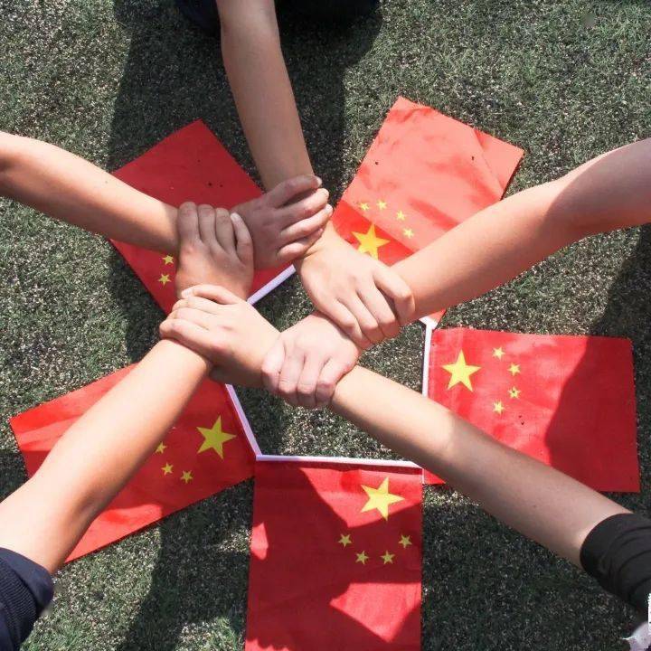 一份份创意送上对祖国的祝福传递一个永恒的声音"我爱你,中国!