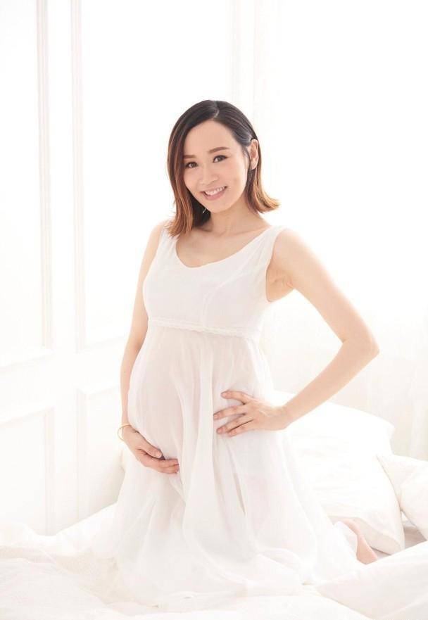 "杨思琦罕晒私房照,穿吊带裙大秀时尚,剪短发更撩了_连衣裙_身材_效果