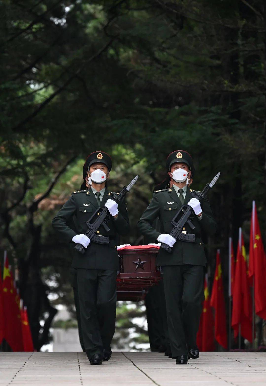 礼兵将烈士棺椁由准备区护送至仪式现场共有913位在韩志愿军烈士遗骸