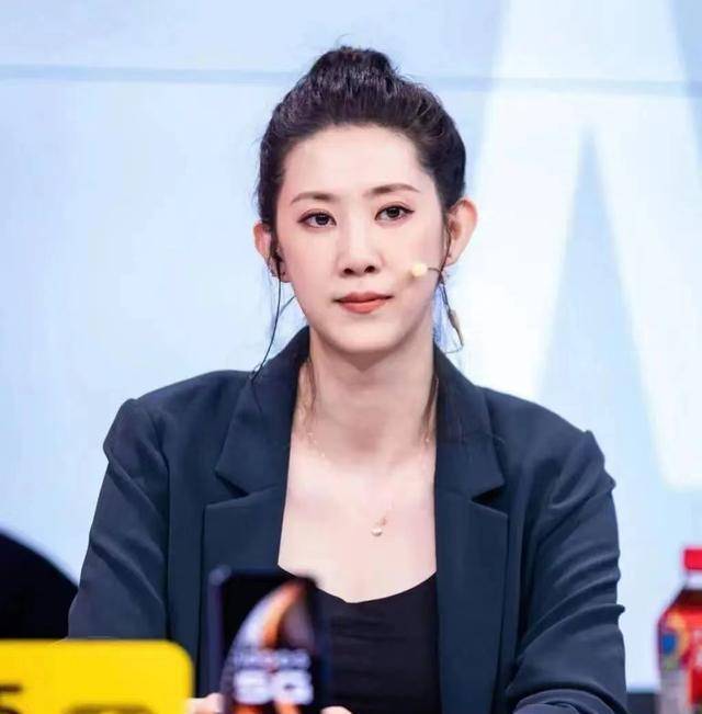 薛明身高1米93,非常高挑,外貌也特别出众,长得非常漂亮被称为"女排