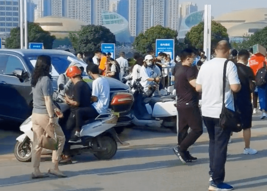 上韭菜！车展现场再现维权_搜狐汽车_搜狐网
