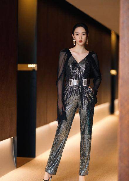 35岁童瑶穿紧身衣在家健身,身材超级火辣,怪不得顾佳穿搭火了_运动