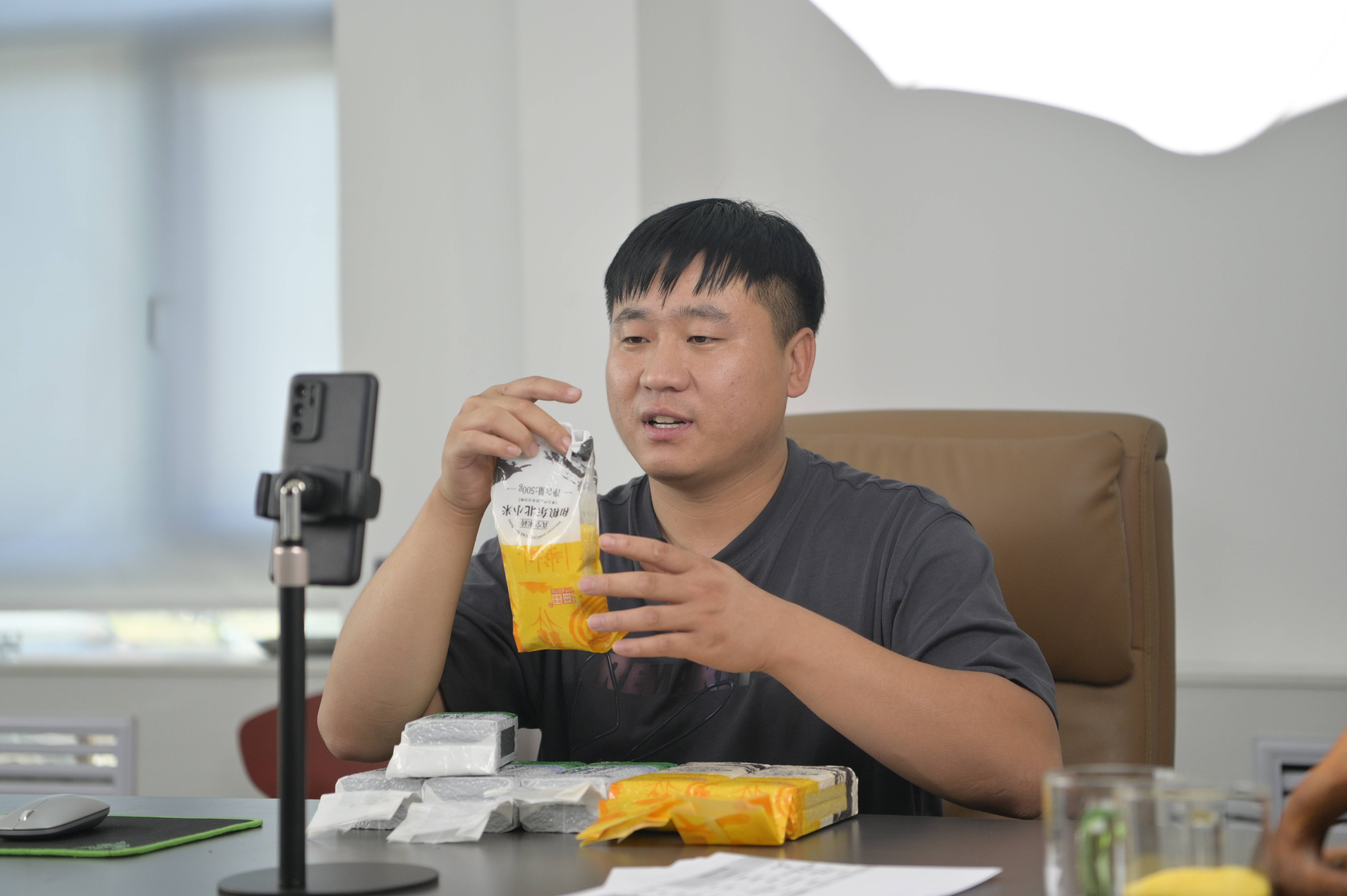 自媒体达人"卢小开"在饶河县直播电商孵化基地,卢战