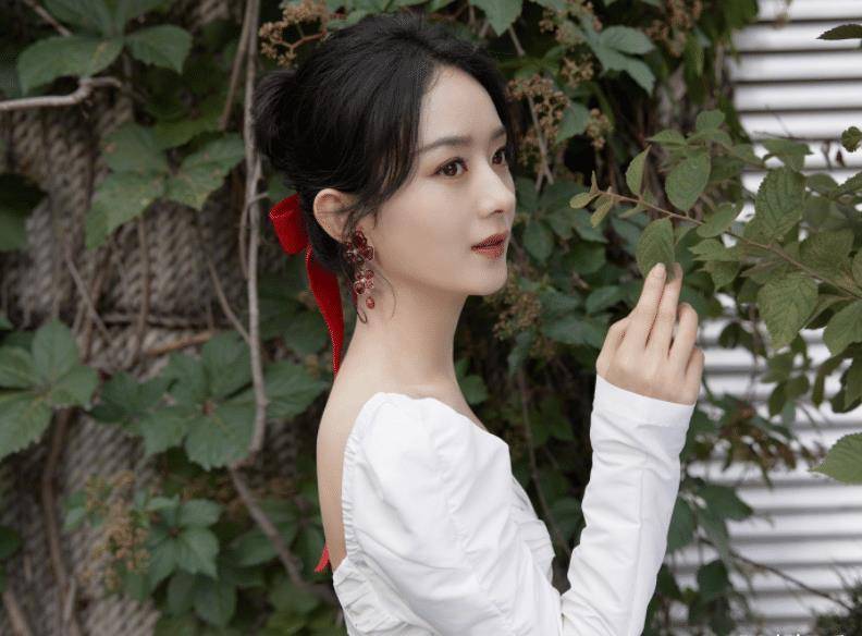 赵丽颖白色长裙出席活动,又甜又飒气质绝,侧身照才知道她有多瘦_颖宝