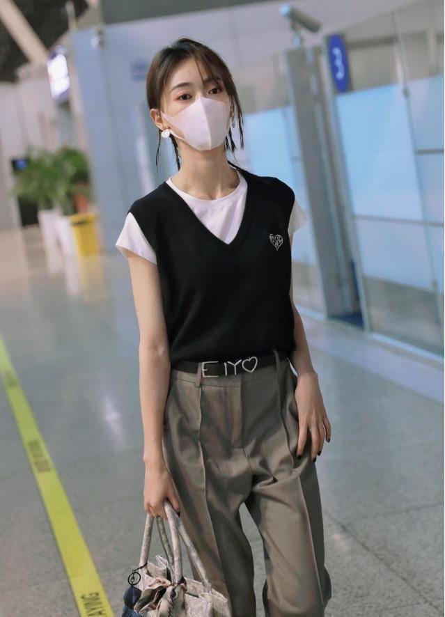 吴谨言瘦得惹眼,上衣穿两件掖裤腰也不显胖,身材真有"明星感"_的设计