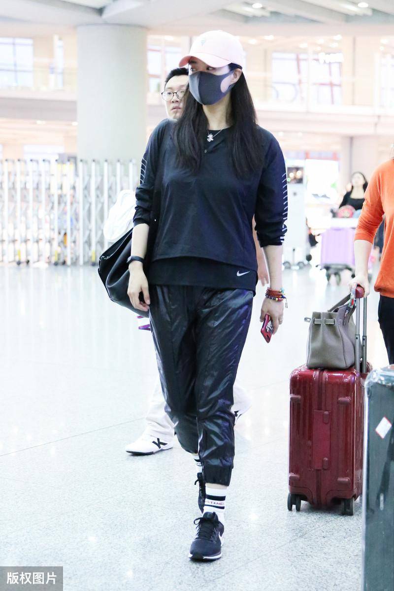 蒋欣的衣品真深奥,黑色系穿搭简约低调,漆皮裤提升时尚感_卫衣_款式