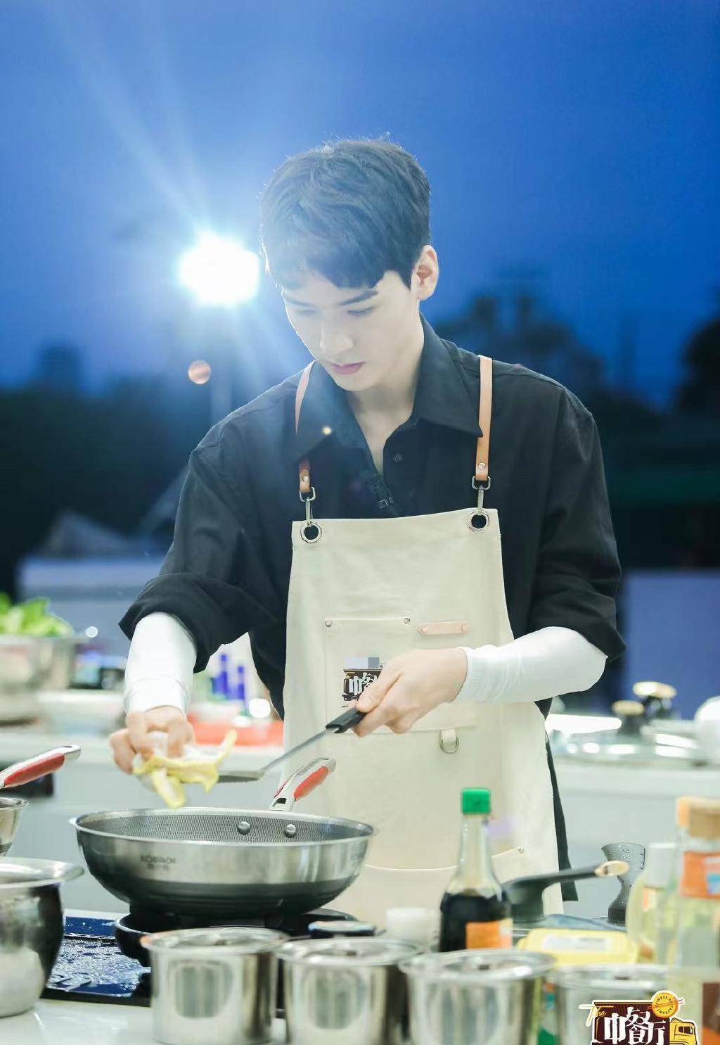 《中餐厅》龚俊离开,代表作某令被回避,但他的综艺表现值得认可_节目