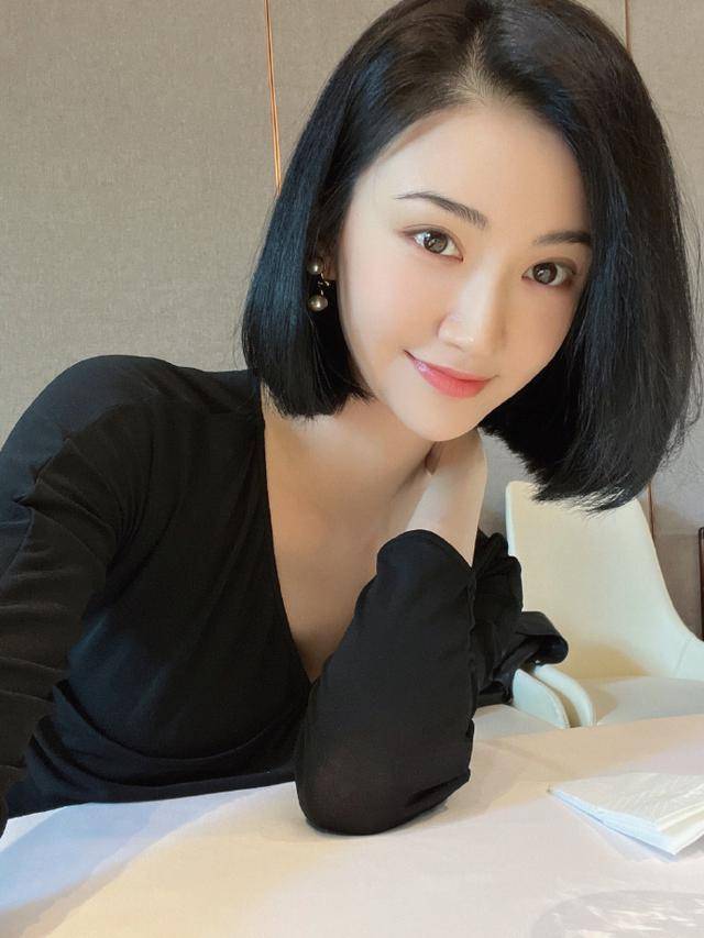 景甜晒短发自拍皮肤白嫩,穿黑色紧身小v领秀天鹅颈_上衣_微博_状态