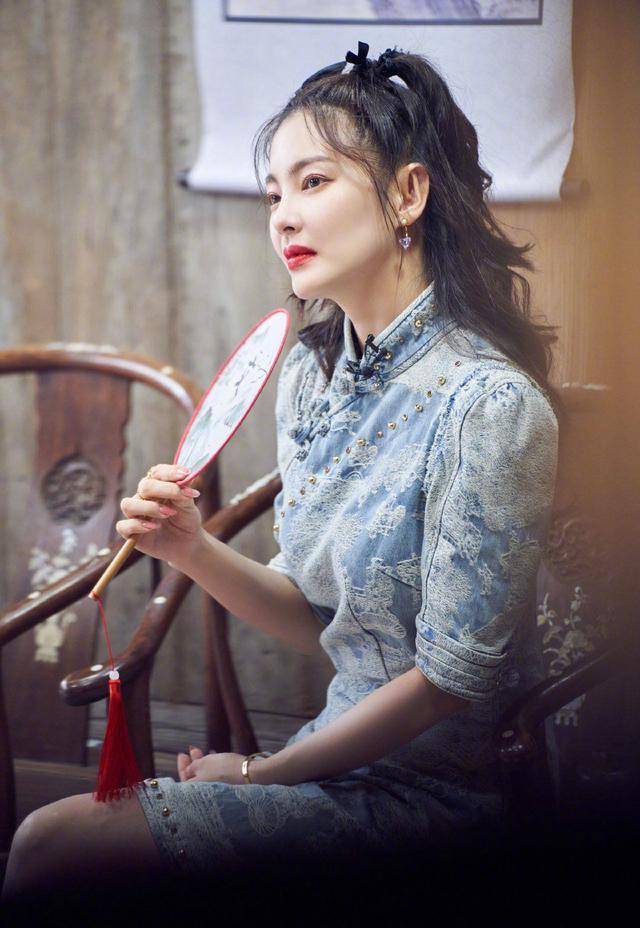 张雨绮录新综艺,穿旗袍盖不住女王气场,大一岁的杨幂更有少女感_身材