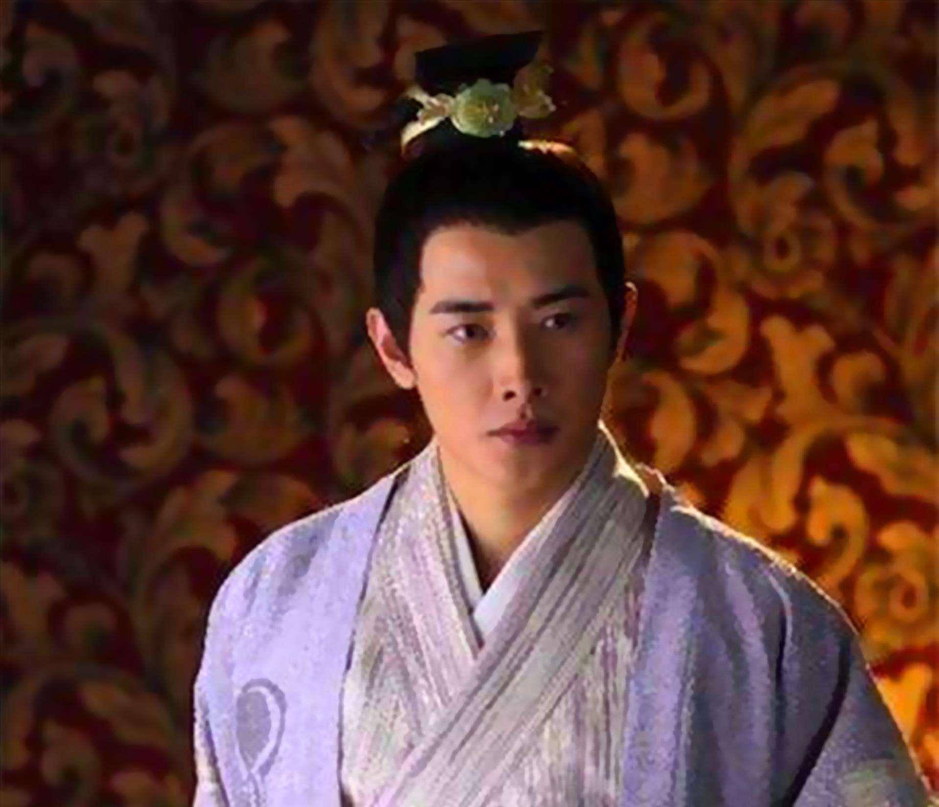 而在自己的儿子掌控了大权之后,她便下令铲除了骄傲自大的功臣韩信,更