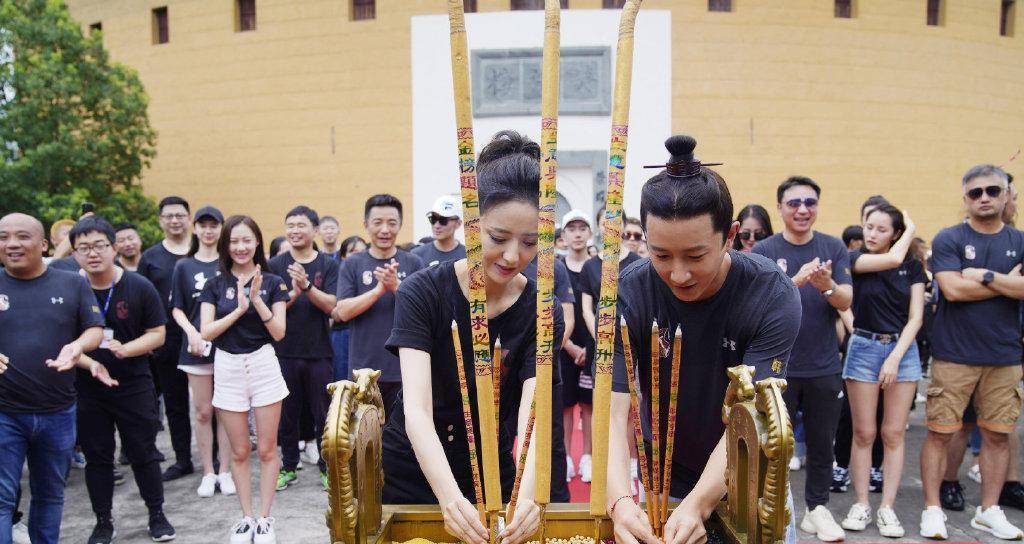 佟丽娅实在太瘦了,穿高腰短裤秀"竹竿腿",同框韩庚更显娇小了_显得_跃