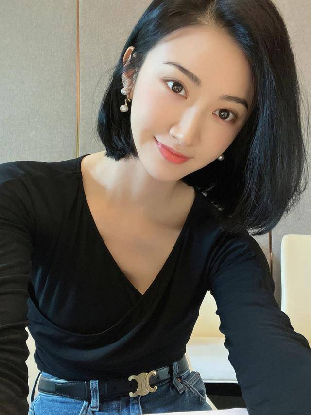 景甜晒短发自拍皮肤白嫩,穿黑色紧身小v领秀天鹅颈_上衣_微博_状态