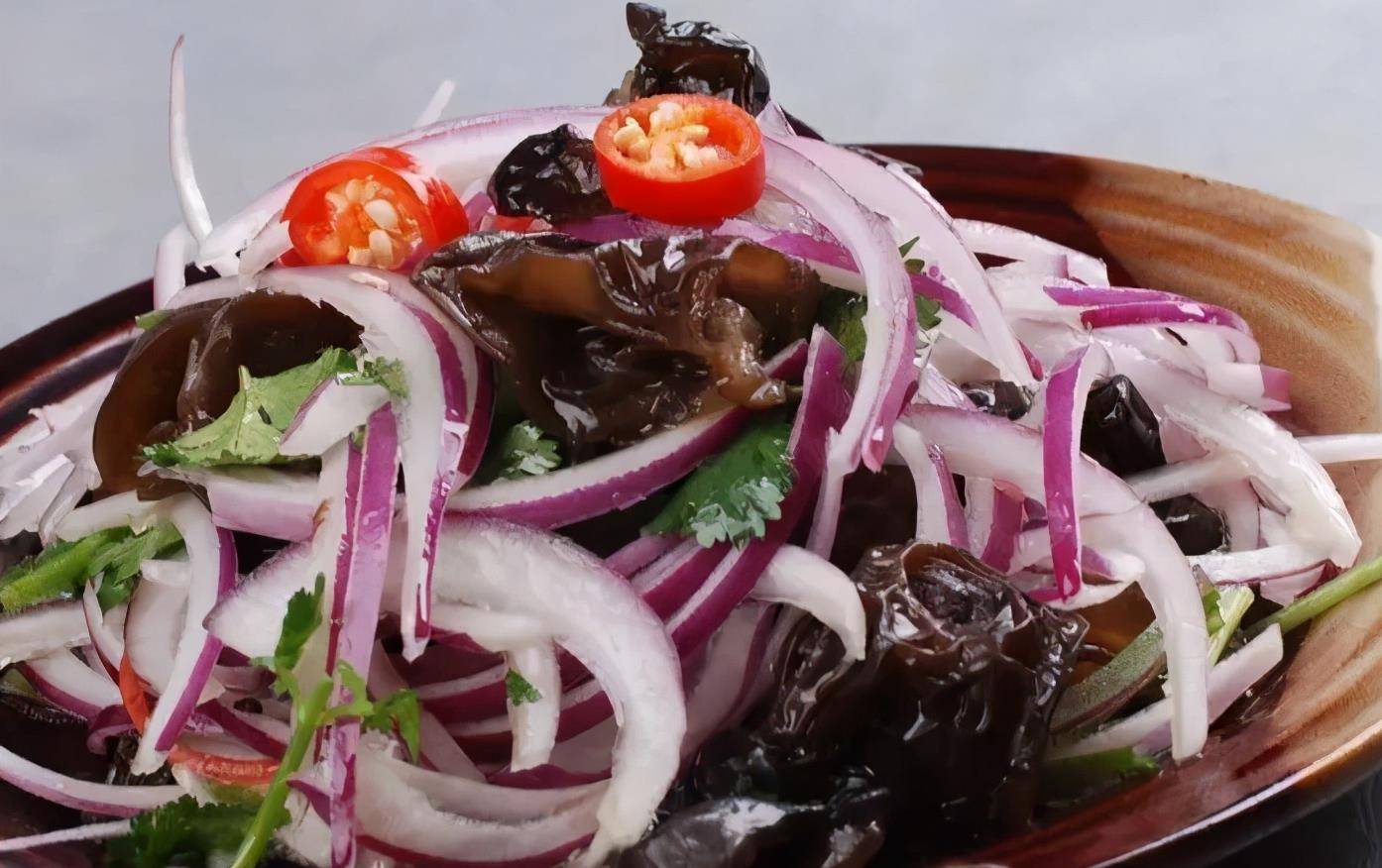 夏日必备小咸菜凉拌洋葱,清脆爽口解腻解馋,原来诀窍在此!