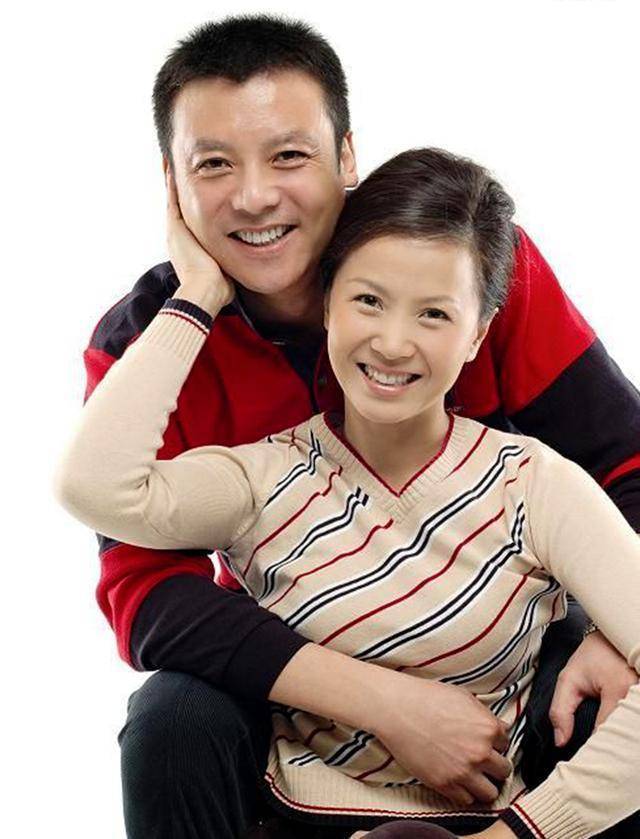 非也,臧金生演绎了诗歌音乐剧《父子英雄之歌》,6位演员分别以妻子