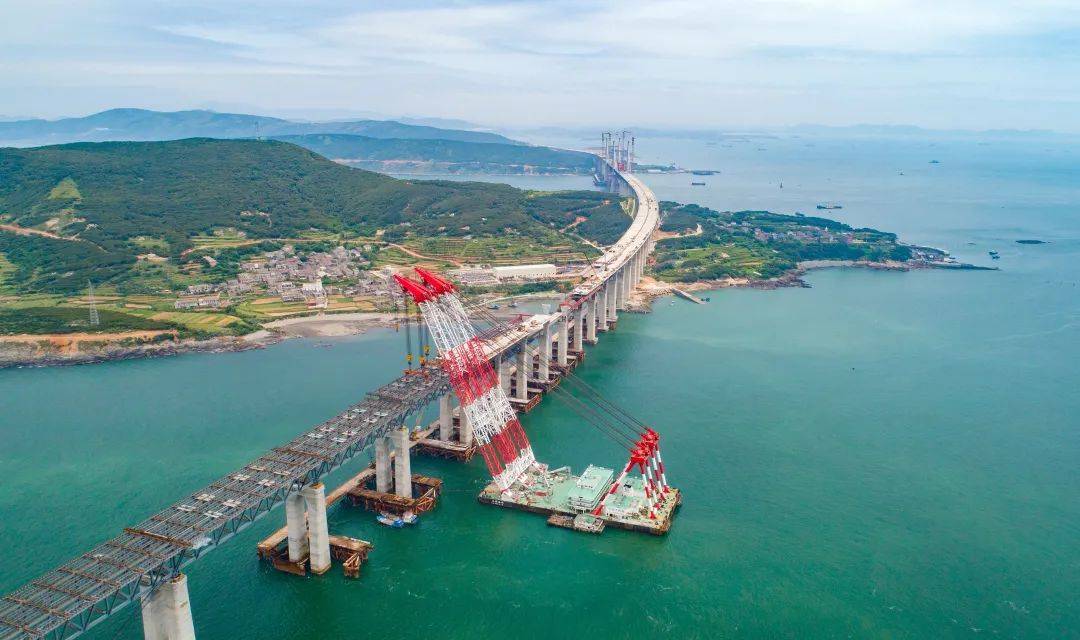 念望舒 摄2019年9月25日,平潭海峡公铁大桥全线合龙贯通.