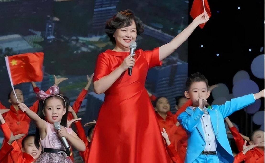 鞠萍:离婚后独自带娃,二婚嫁给普通人,终遇到幸福_台里_父母_姐姐