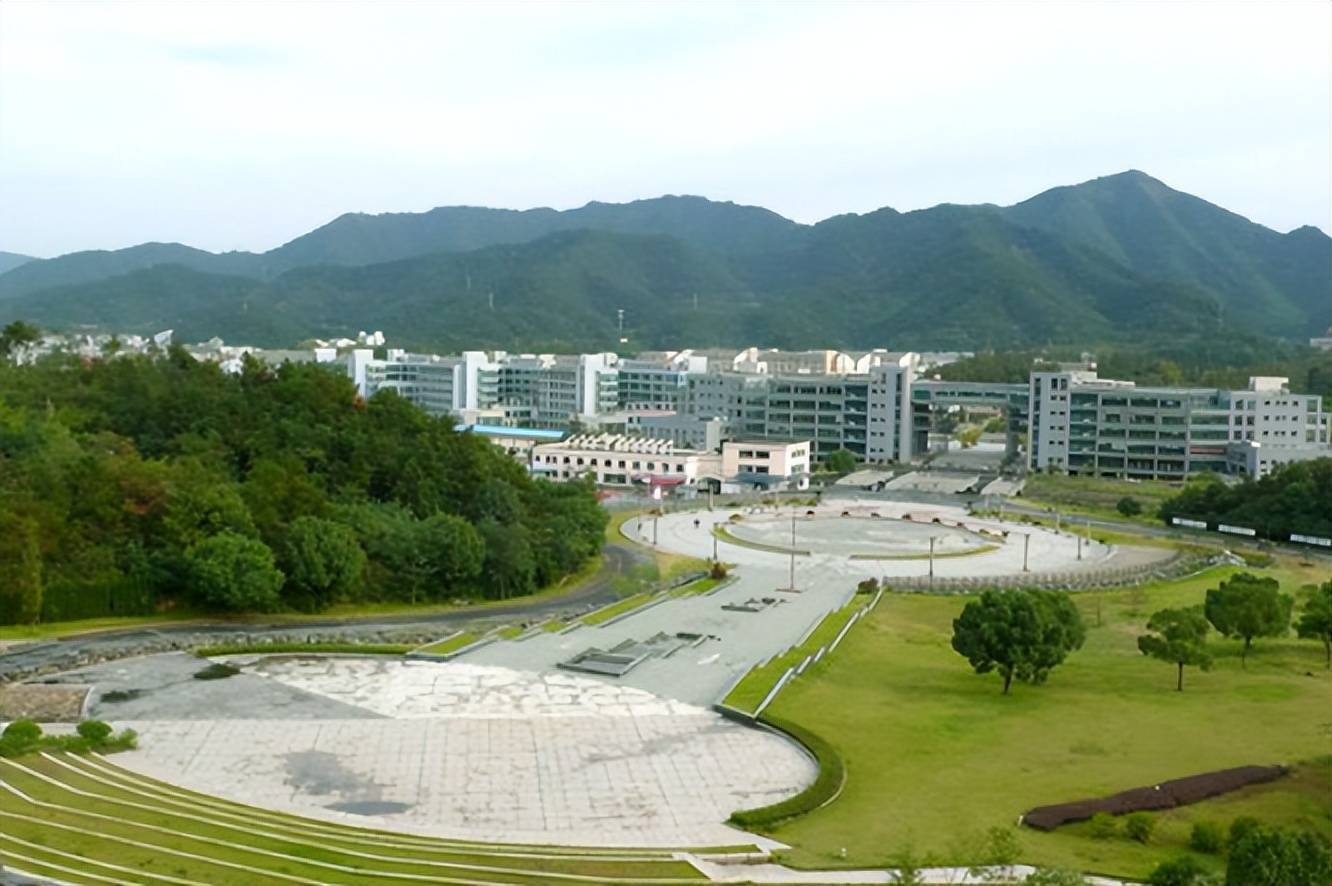 而嘉兴学院作为红色圣地的院校,像同类院校井冈山大学,延安大学,遵义
