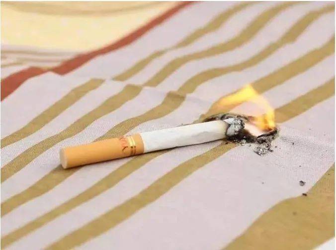 使用明火主要是指点蜡烛,酒精灯,在宿舍里吸烟等.