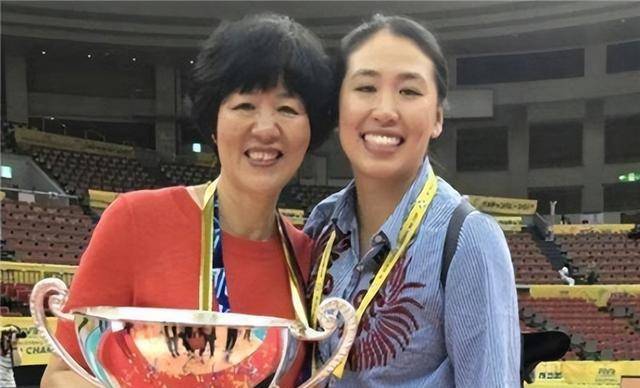 女排王怡:决赛前飞往美国,被我国女排永久除名,郎平落泪道歉_中国女排