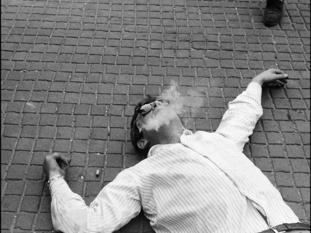 前者的典型例证是《精疲力尽》,男主毫无征兆地开枪打死警察,结局又被