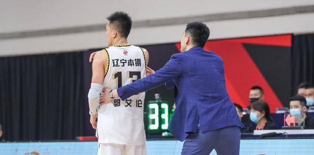 杨鸣：新赛季对辽宁年轻球员充满信心，球迷调侃郭艾伦离队有原因